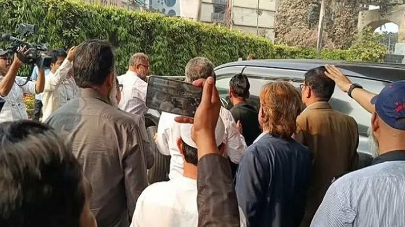 গভর্নরের উপদেষ্টা আহসান উল্লাহকে জোর করে বের করে দিলেন আন্দোলনকারীরা