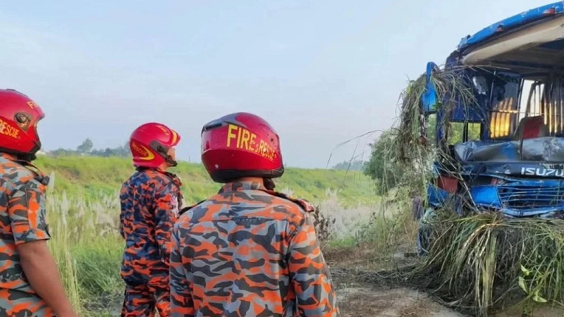 ওভারটেক করতে গিয়ে বাস খাদে: এক্সপ্রেসওয়েতে ঝরল ৩ প্রাণ