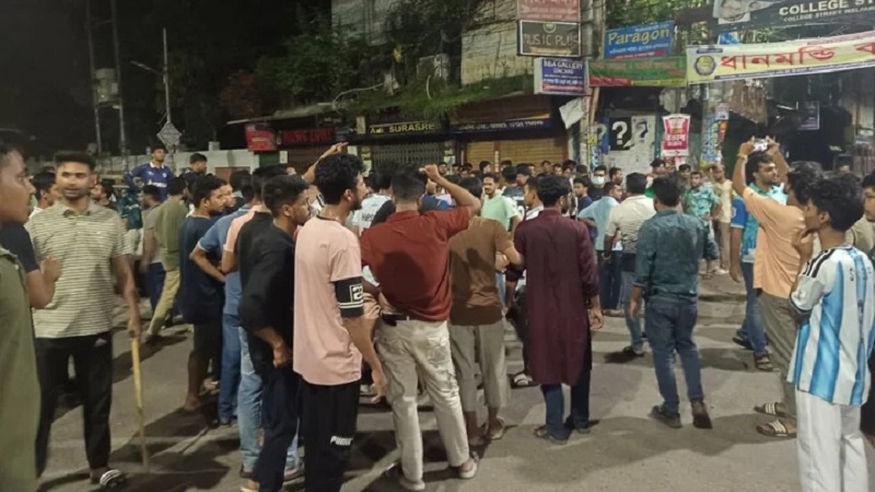সাইকেল চুরি ও পাওনা টাকা নিয়ে দ্বন্দ্ব: ঢাকা কলেজের শিক্ষার্থীদের বিক্ষোভ