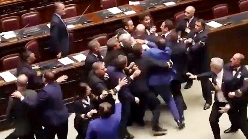 সংসদে এমপিদের হাতাহাতি, পড়ে গিয়ে আহত ১