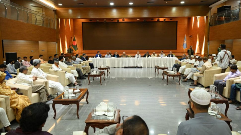 রাজনৈতিক দলগুলোর সঙ্গে ঐকমত্য কমিশনের বৈঠক, যোগ দিলেন প্রধান উপদেষ্টা