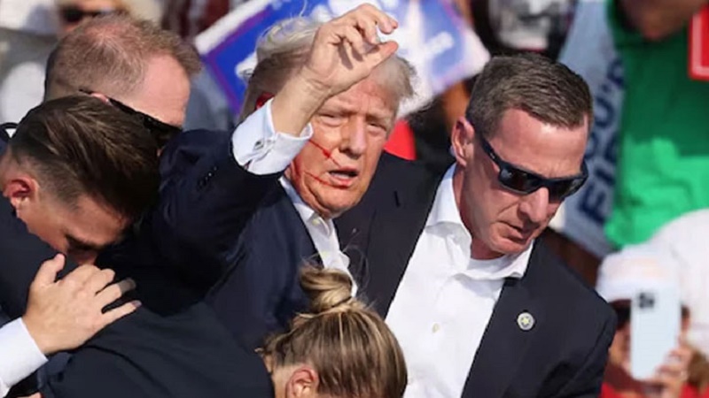 অল্পের জন্য প্রাণে বাঁচলেন ট্রাম্প, উঠেই বললেন ‘ফাইট’